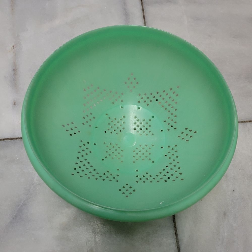 Vintage 3 Quart Tupperware Jadite Green Colander Strainer 339-8